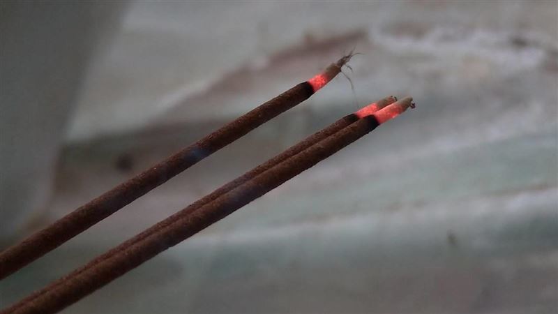 一名阿嬤使用劣質香長達30年，造成鉛中毒，全身疼痛、貧血、雙腳水腫，連家人也受到影響。（圖／記者陳韋帆攝影）