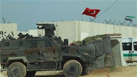 敘北土控區　土耳其裝甲車敘利亞217號公路阿夫林路段一處檢查哨旁3日停放土耳其製埃德．雅爾辛裝甲車。當地由土耳其和敘利亞反對勢力掌控，防禦工事外牆可見敘利亞和土耳其國旗。中央社記者何宏儒阿夫林攝　110年2月10日