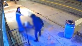 美國情侶吃完喜酒等公車　男突遭路人當街刺死！女友驚恐目擊全程（圖／翻攝自X）