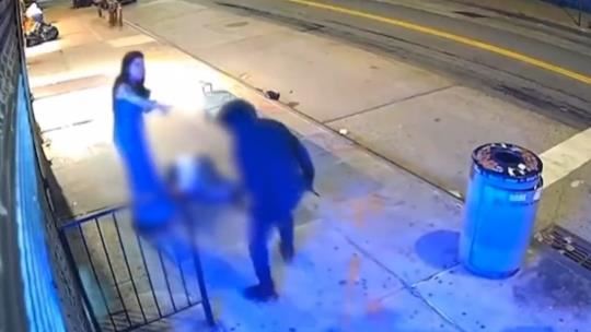 情侶吃完喜酒等公車！男突遭路人當街刺死