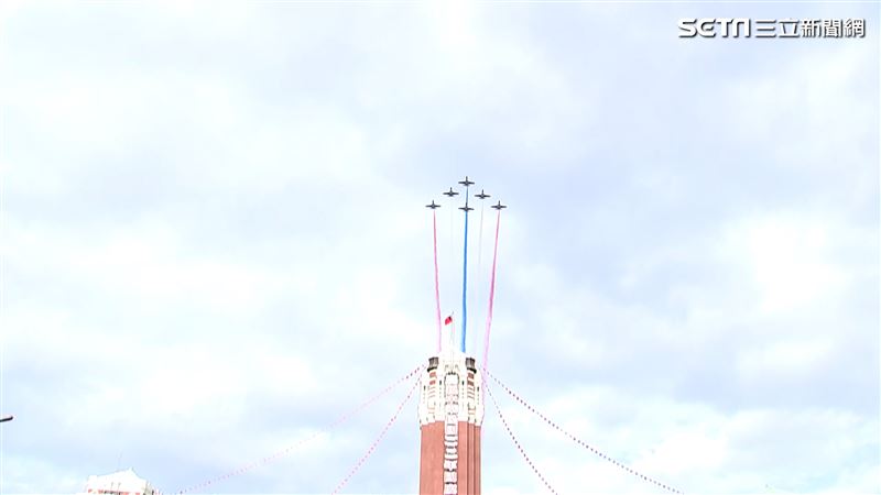 國慶空軍操演畫面曝！巨幅國旗空中飄揚
