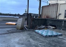 小犬颱風，彰化線西床墊飛砸機車，騎士命危。（圖／民眾提供）