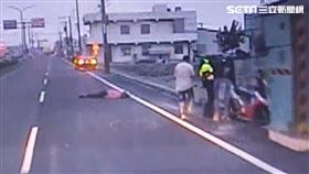 小犬颱風，彰化線西床墊飛砸機車，騎士命危。（圖／民眾提供）