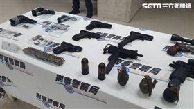 嘉義38歲男子華維宣自拍影片炫耀17枝長短槍，1月2日遭刑事局第一大隊第一隊逮補，並起出非制式手槍2枝（PPQ、92手槍）、克拉克模擬槍1枝、長槍子彈85發、短槍子彈2發、貫通槍管1枝、空包彈2發、手機5支、電腦主機、螢幕各1台、本票資料1批、BB彈短槍7枝、BB彈長槍8枝、手榴彈模型3個、彈頭模型2顆。 記者李依璇攝影