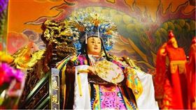 ▲妙應仙妃換粉色新袍。（圖／翻攝自大溪鳳山寺廣澤宮.桃聯廣澤會舘）