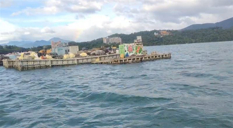 日月潭颳8級強陣風　平台漂1公里遠險撞船