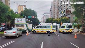 台北市百齡高中門口發生機車擦撞事故，男騎士命危送醫急救。（圖／翻攝畫面）