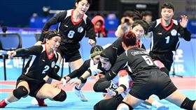 杭州亞運卡巴迪台灣女子代表隊（黑衣）6日擊退伊朗隊，闖進金牌戰，已創下隊史最佳成績。（中華奧會提供）