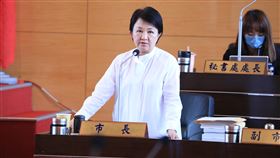 美豬肉片產地標示不實  中市將公布餐飲業者名單桃園市有2家業者以美豬混製肉片，產地卻標示不實，部分肉品銷售到台中市81家餐飲業者。台中市長盧秀燕（前）6日在市議會答詢時表示，將在市府衛生局食安專區網站，公布有使用到標示不實美豬的餐廳名單。中央社記者趙麗妍攝  112年10月6日