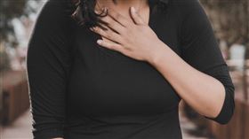 ▲壞膽固醇（LDL）過高會造成血管病變問題，輕則胸悶、痛，重則可能猝死。（示意圖／翻攝自unsplash）