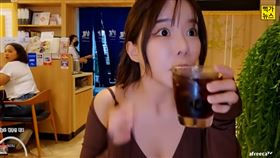 正妹網紅BobbyJini遇上泰國商場槍擊案，超驚慌仍全程直播。（圖／翻攝自뻑가 PPKKa YouTube）