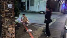 男子酒駕拒測還蹲坐路上，遭警方開罰。（圖／翻攝畫面）