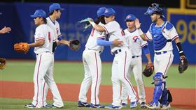 ▲杭州亞運棒球，台韓大戰賽後，台灣選手擁抱、擊掌。（圖／中華奧會提供）