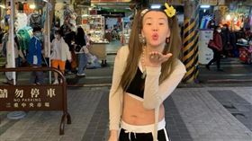 法拉利姐推出貼圖賺了將近16萬台幣。（翻攝自法拉利姐臉書）