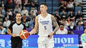 ▲杭州亞運籃球兩岸大戰，劉錚持球進攻。（圖／記者劉彥池攝影）