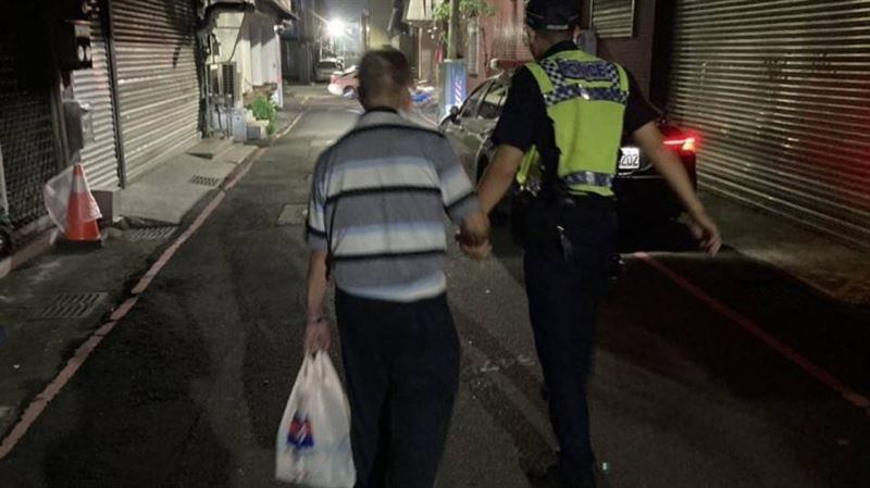 9旬翁幫愛妻購物迷路　暖警牽手送返家