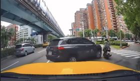 北市發生休旅車跨越車道右轉擦撞女騎士的事故。（圖／翻攝自臉書）