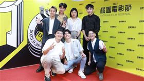 台灣獎「最佳影片《橋頂少年》劇組，導演張不乙（前排左一）開心不已。（圖／桃園電影節提供）