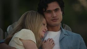 茱莉安摩爾（左）在《五月的你，十二月的她》扮演愛上學生的老師。（圖／車庫娛樂提供）