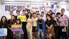 2023台灣同志遊行  邀陳芳語任彩虹大使台灣同志遊行邁入第21屆，今年活動將在28日登場，主辦單位台灣彩虹公民行動協會6日舉行記者會，說明遊行主題等資訊，並宣布彩虹大使為歌手陳芳語（中左）。（台灣彩虹公民行動協會提供）中央社記者吳欣紜傳真  112年10月6日