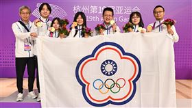 台灣混團擊敗強敵中國隊奪下金牌，左起教練沈乃正、劉名謙、陳冠瑄、蔡博雅、范綱維、蘇皓沂和吳資麟。（圖／中華奧會提供）