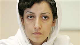 伊朗女權人士穆哈瑪迪（Narges Mohammadi）榮獲諾貝爾和平獎。美聯社