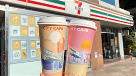 7-ELEVEN門市自2月24日至2月28日限時五天推出CITY CAFE特大杯美式咖啡(冰熱)買1送1優惠。（圖／超商業者提供）