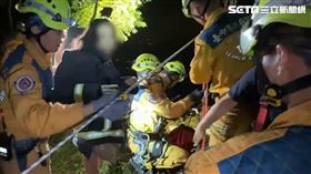 高雄女子望高寮賞夜景不慎摔落邊坡昏迷，警消救援。（圖／民眾提供）