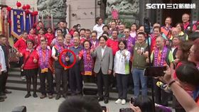 ▲賴清德賀聖宮參香祈合照時當眾人喊賴總統讚時，新北市議長蔣根煌尷尬得不知道要不要比讚