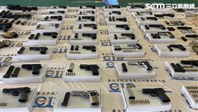 四海幫海潤堂主鍾明靜愛槍成痴，北市警方一舉查獲45把長短槍。（圖／翻攝畫面）