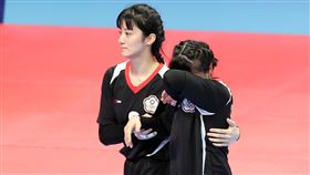 馮綉真賽後安撫淚崩的隊友。(圖／中華奧會提供)