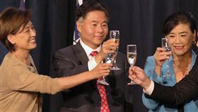 美聯邦眾議員出席洛杉磯國慶酒會美國國會聯邦眾議員右起為民主黨籍的趙美心（Judy Chu）、劉雲平（Ted Lieu）及共和黨籍的金映玉（Young Kim）6日出席駐洛杉磯辦事處舉行的雙十國慶酒會，不分黨派各自在不同議題支持台灣。中央社記者林宏翰洛杉磯攝  112年10月7日