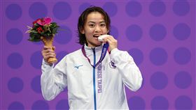 台灣空手道好手辜翠萍收下銀牌。（圖／中華奧會提供）