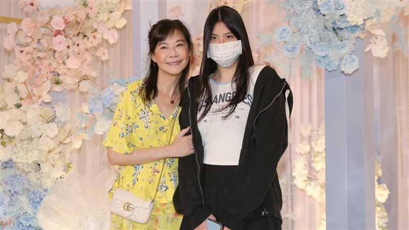 張晨光嗨娶媳婦　她帶18歲愛女辣登場吸睛