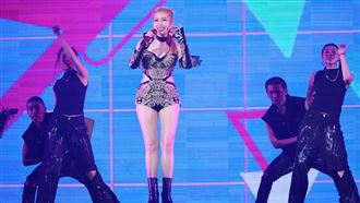 徐懷鈺首攻蛋脫了　低胸馬甲炸出好身材