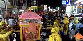 ▲即使進入夜晚或下雨，信眾依舊十分虔誠請求鑽腳底。（圖/翻攝自白沙屯拱天宮直播畫面）