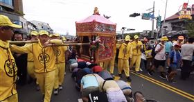 ▲鑽轎底隊伍十分壯觀，媽祖婆慈悲一一賜福信眾。（圖/翻攝自白沙屯拱天宮直播畫面）