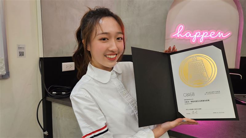 最美星二代無預警分享喜訊　檢場打牌敷衍