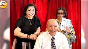 名家-「台灣品牌永續協會」理事長張瑞雄（中）、蔡玲嫣（左）夫婦，被指浮報採購品費用。（圖／CTWANT提供）