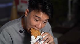 Toyz吃超派炸雞
翻攝自Toyz YT