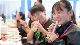 日本學生開心享用小籠包、鹹酥雞、擔仔麵、珍珠奶茶以及含高雄在地食材的台灣美食，直呼「好吃」！（圖／高雄市政府提供）