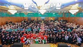 高雄市政府舉辦歡迎派對，熱情歡迎「翡翠騎士」到高雄，台日學生開心交流，留下珍貴合影。（圖／高雄市政府提供）