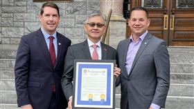 紐約上州雪城慶雙十 美方政要遞交賀狀紐約上州雪城6日在市府廣場舉辦雙十國慶升旗典禮，奧農達加郡長麥馬洪（右）、雪城市長華爾希（左）向駐紐約辦事處長李光章（中）遞交賀狀。（駐紐約辦事處提供）中央社記者尹俊傑紐約傳真  112年10月8日