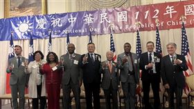 芝加哥駐處國慶酒會  類延峰與嘉賓合影駐芝加哥辦事處6日晚間舉辦中華民國112年國慶酒會，處長類延峰（中）和與會嘉賓舉杯合影。（駐芝加哥辦事處提供）中央社記者尹俊傑紐約傳真  112年10月8日