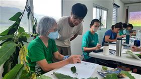 青年暑期返鄉體驗職場  籌辦工作坊推廣生態保育台大學生李聿軒（左2）透過青年暑期社區職場體驗計畫，到高雄市野鳥學會學習，並籌辦科學繪圖工作坊，協助推廣生態保育工作。（青年署提供）中央社記者許秩維傳真  112年10月8日