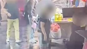 公館夜市知名地瓜球攤商老闆兄弟為排隊問題互毆。（圖／翻攝畫面）