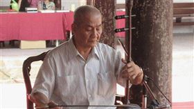 南管音樂保存者蔡青源辭世  文化部將頒贈旌揚狀傳統表演藝術「南管音樂」保存者蔡青源於9月28日辭世，享壽85歲，文化部將頒贈旌揚狀予以表彰。圖為蔡青源2008年於鹿港龍山寺演出。（鳳聲閣提供）中央社記者邱祖胤傳真  112年10月2日