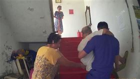 91歲老翁坐輪椅卡1樓　警「公主抱」回家（圖／翻攝畫面）