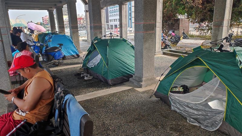 小琉球涼亭整排帳篷！他看傻：體諒住宿貴