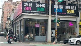 原PO指出，位在南平路上這家連鎖髮廊，多名設計師逼迫員工半蹲、下跪，甚至以棍棒毆打小腿、屁股和腰等部位。（圖／桃園電子報）